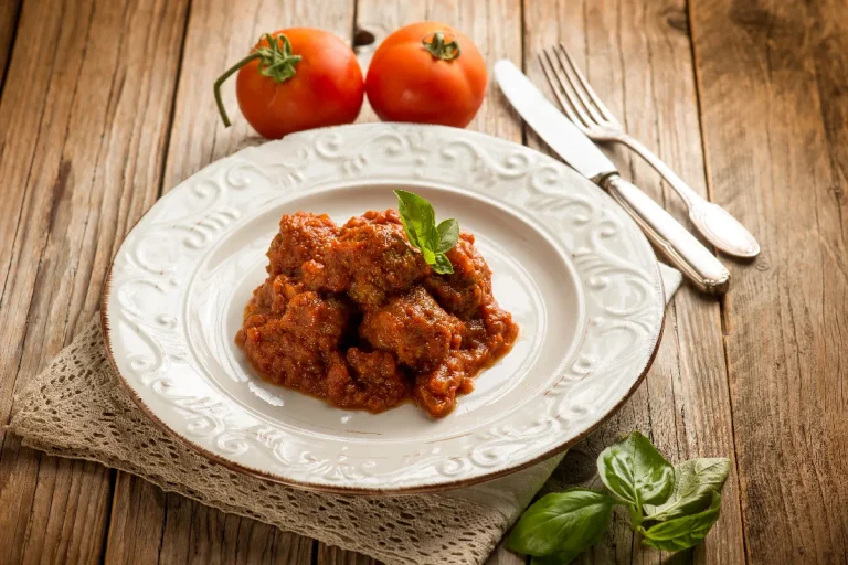 pilotes-de-minorque-les-boulettes-de-veau-a-la-sauce-tomate-qui-fondent-dans-la-bouche